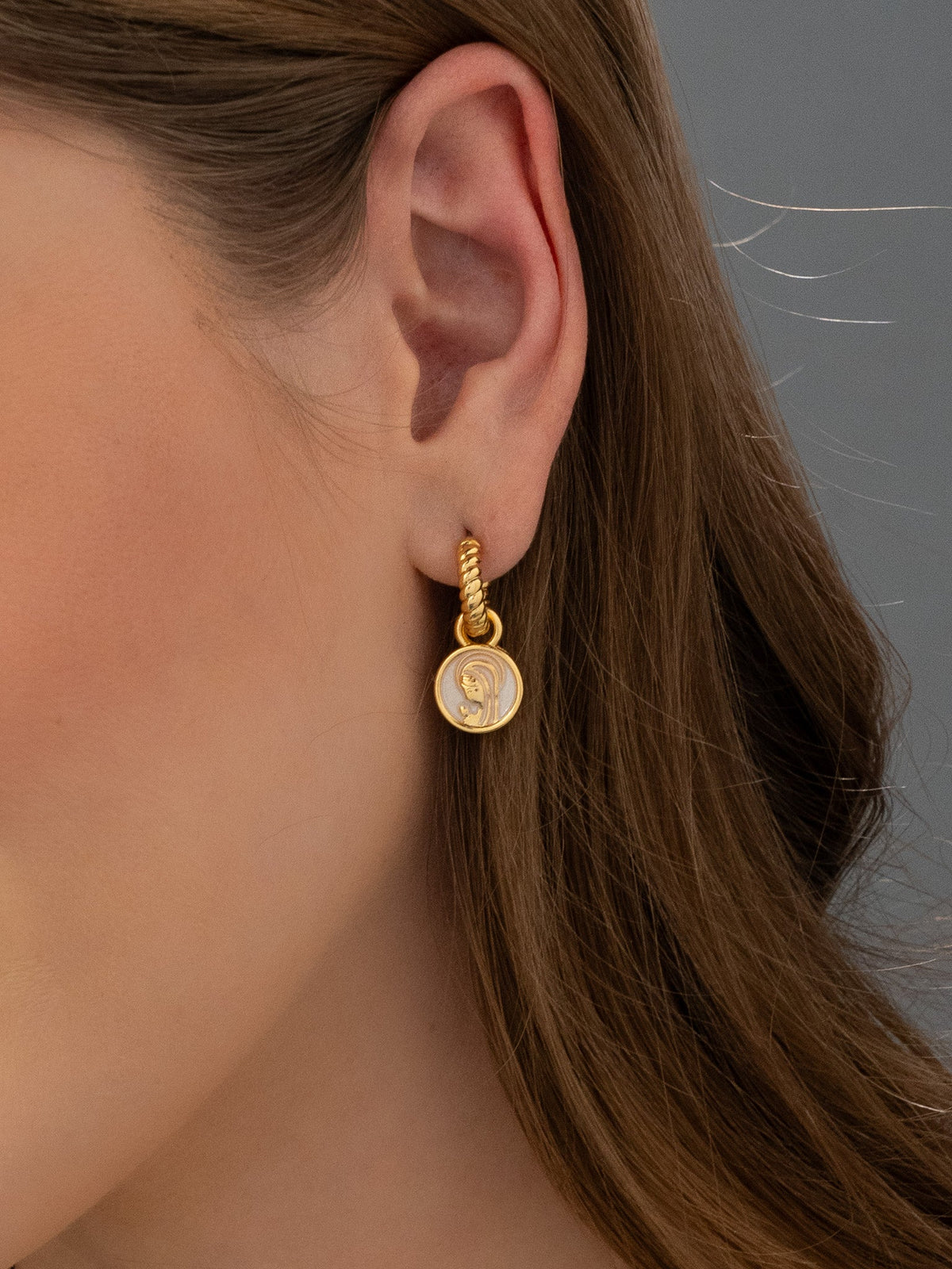 ARETES 2EN1 VIRGEN NACAR DORADO AVEMARIA
