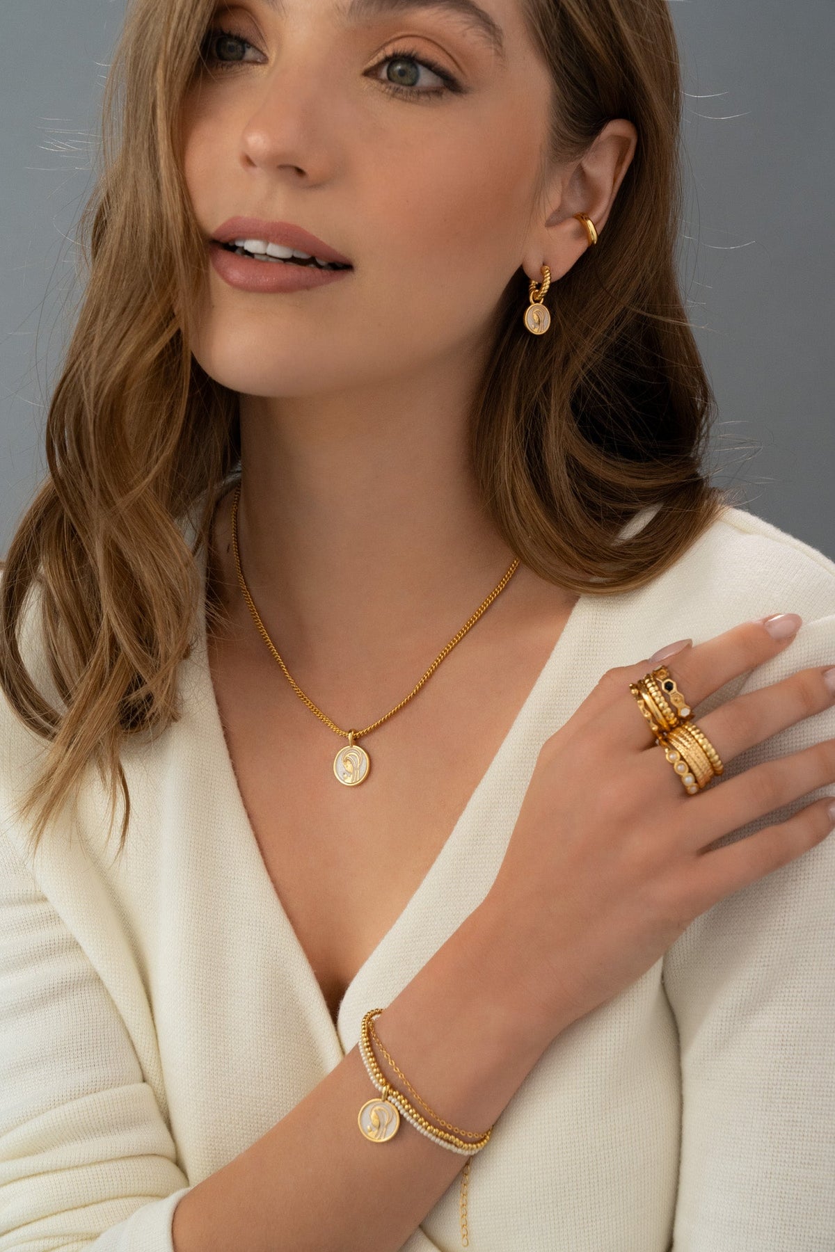 ARETES 2EN1 VIRGEN NACAR DORADO AVEMARIA
