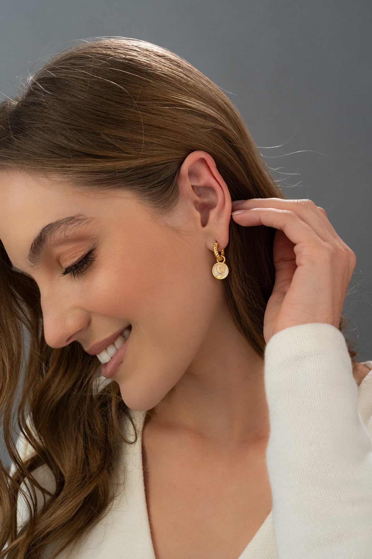 ARETES 2EN1 VIRGEN NACAR DORADO AVEMARIA