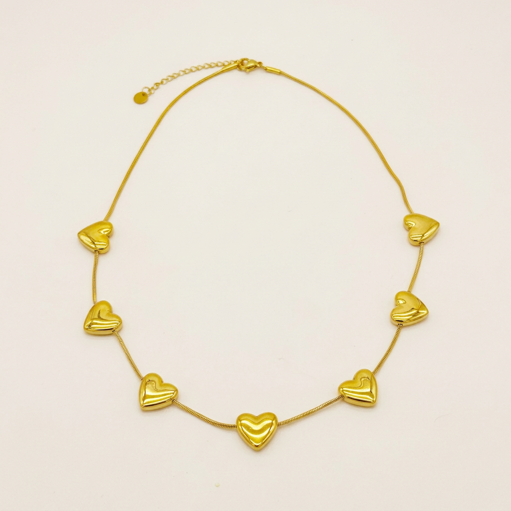 Collar Multicorazones Acero Martina con fondo blanco humo cálido