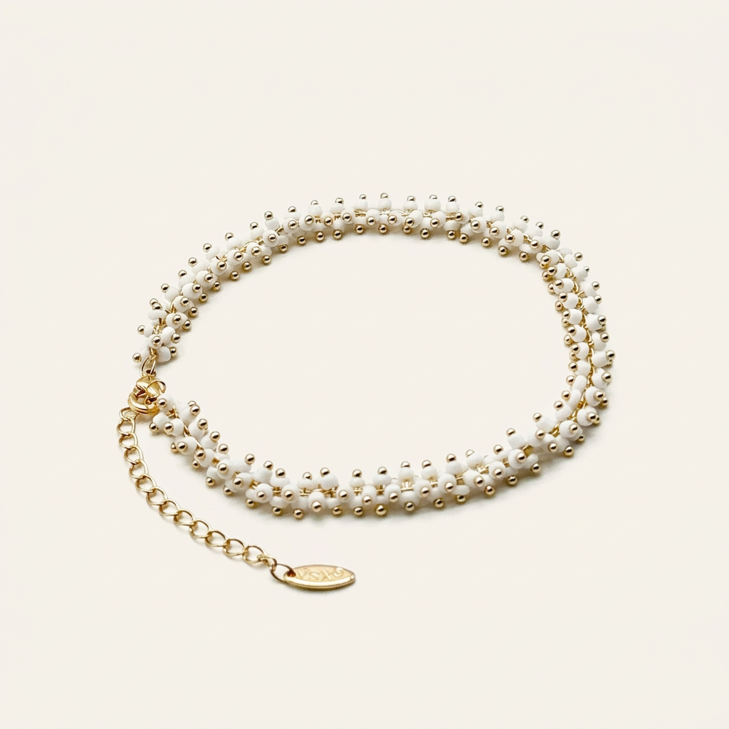 Tobillera Chaquira Martina con fondo blanco humo cálido