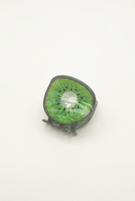 Pinza Fruta Mediana Martina, diseño kiwi con fondo blanco humo cálido