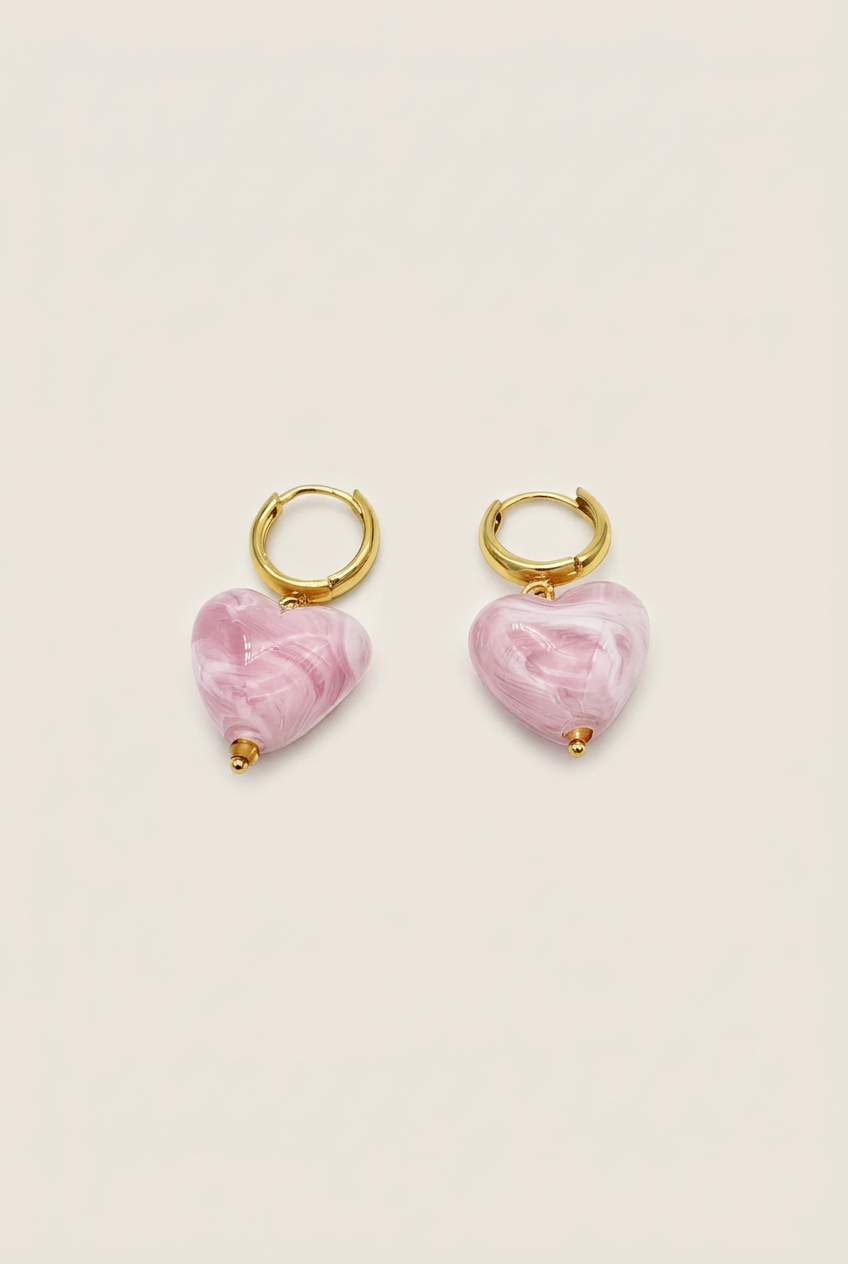 Arete Corazón Martina con fondo blanco humo cálido