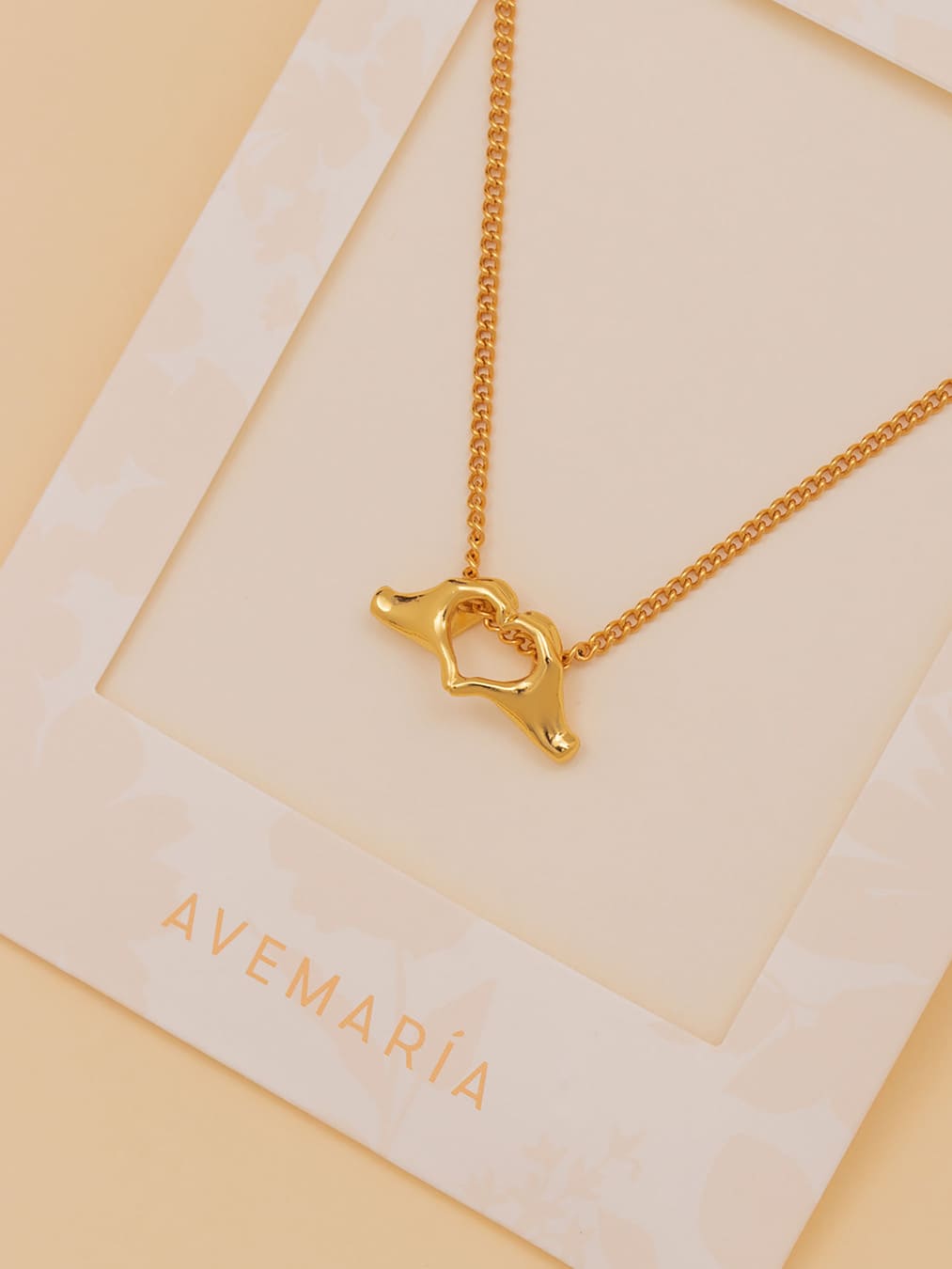 COLLAR MANOS DE CORAZÓN AVEMARÍA