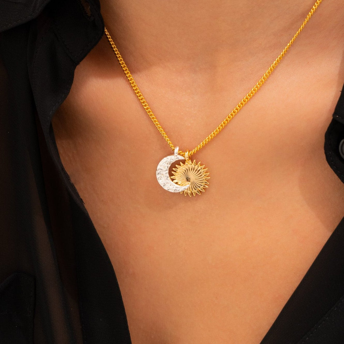 COLLAR SOL LUNA + ARETES GOLD AVEMARIA