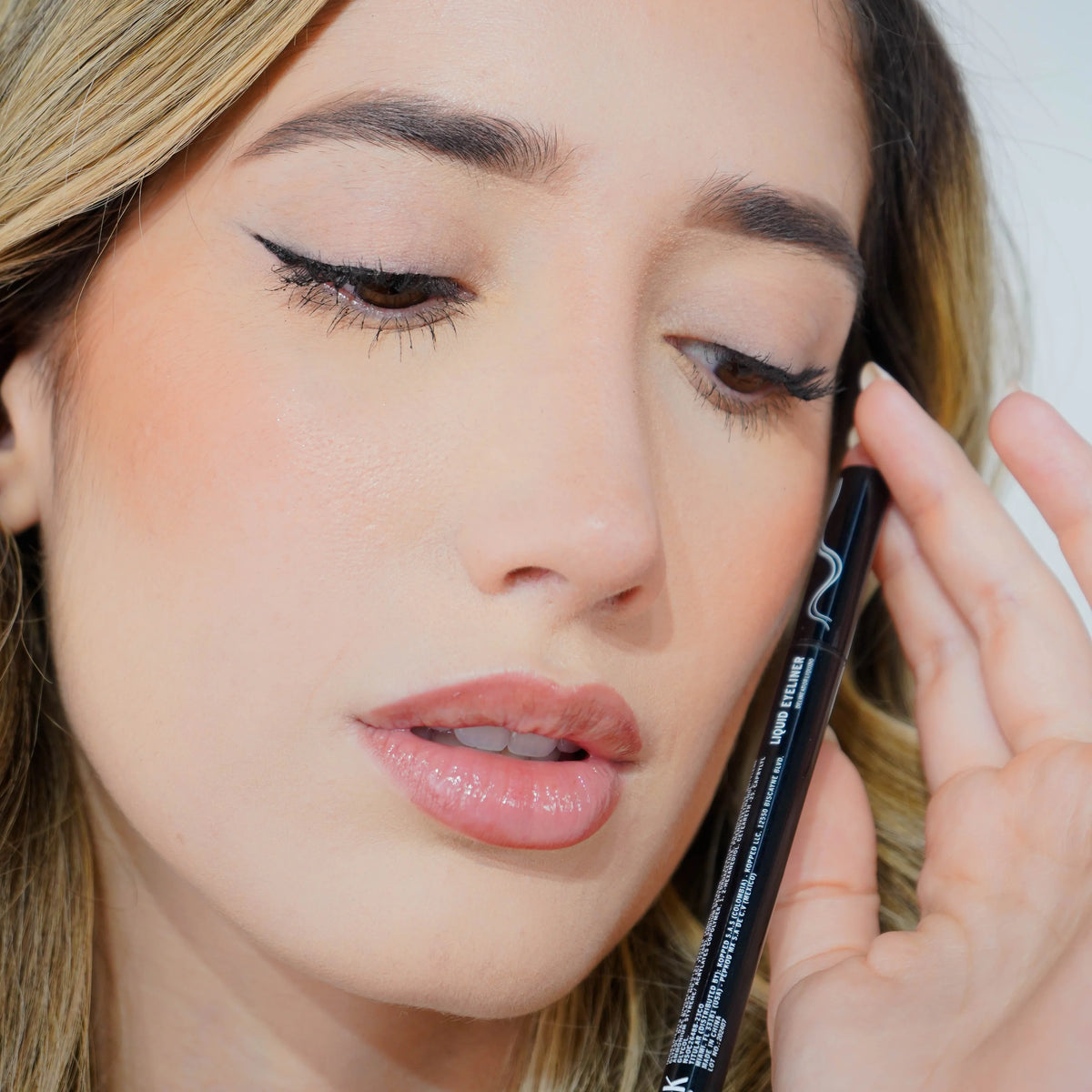 DELINEADOR LÍQUIDO RADIANTE 2G ANI-K