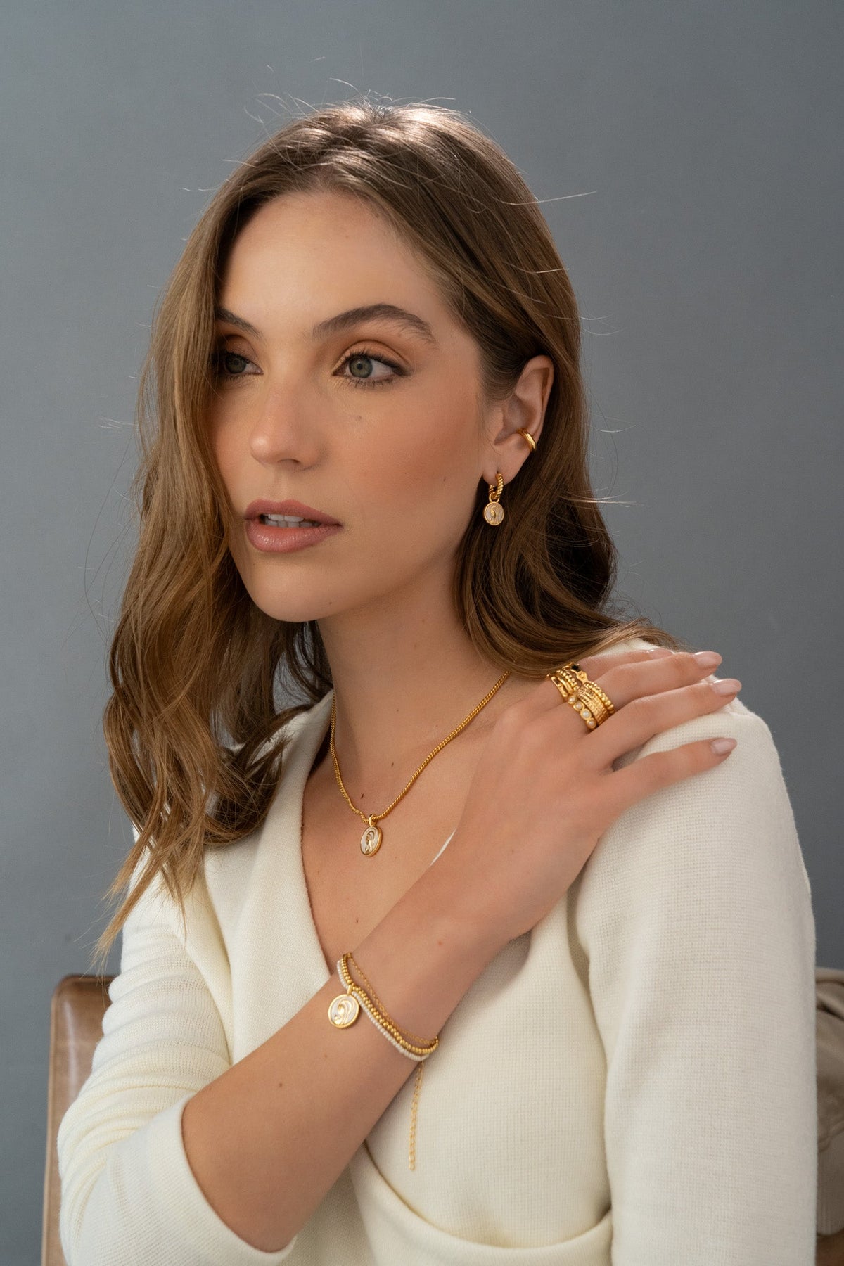 ARETES 2EN1 VIRGEN NACAR DORADO AVEMARIA
