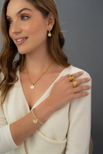 ARETES 2EN1 VIRGEN NACAR DORADO AVEMARIA
