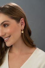 ARETES 2EN1 VIRGEN NACAR DORADO AVEMARIA