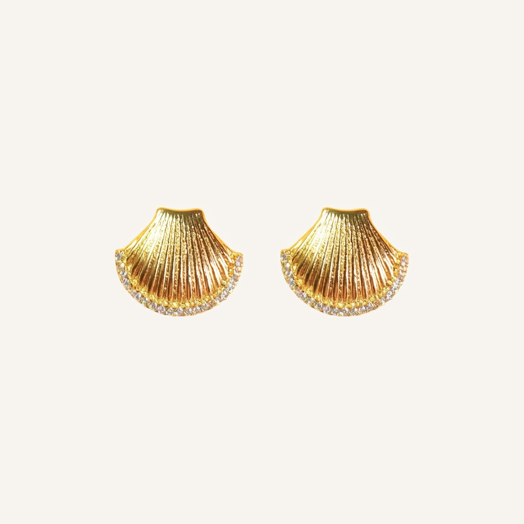 Aretes concha con piedras y fondo blanco humo