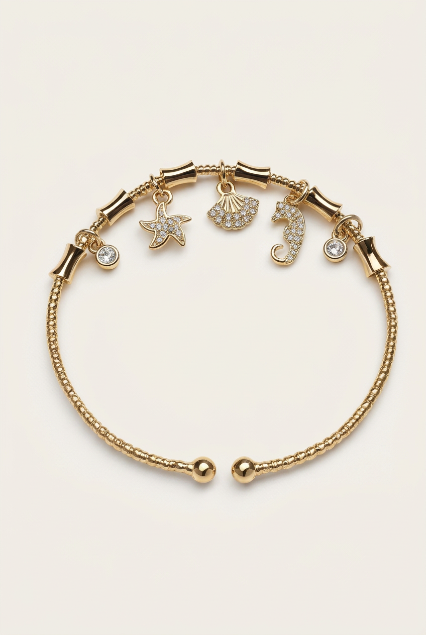 Pulsera Dije Mar Dorado Martina con fondo blanco humo cálido